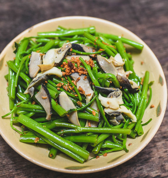 oc giac xao rau muong fresh seafood