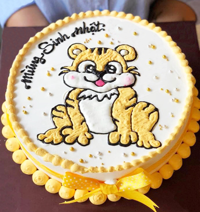 Chiêm ngưỡng chiếc bánh kem tuổi dần lôi cuốn với lớp kem mềm mịn và hình ảnh con hổ bắt mắt trên đỉnh bánh. Đây sẽ là món quà sinh nhật cực kỳ ý nghĩa để tặng cho những người thân yêu của bạn.