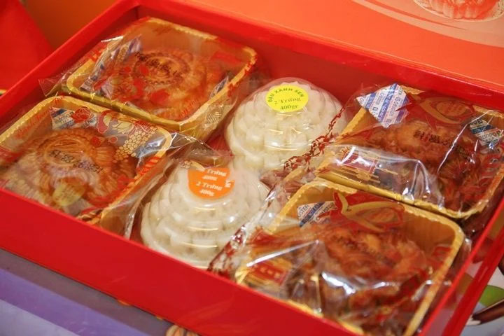 nhu lan mooncakes 01