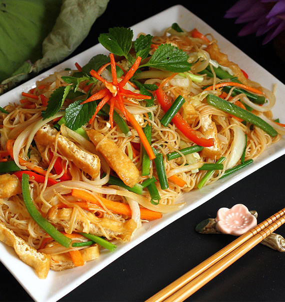 stir fried rice noodles with vegetales